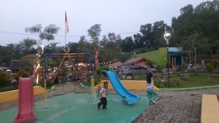 Taman Wisata Ridogalih Asri, yang berlokasi di Kampung Putat RT. 002, RW. 003, Desa Ridogalih, Kecamatan Cibarusah, kini menjadi salah satu tempat favorit warha untuk melepas penat sekaligus mengajak anak-anak bermain.