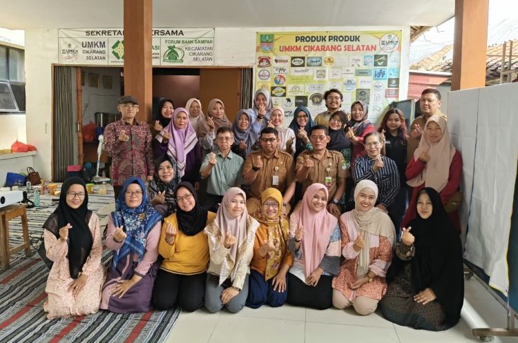 Tim Dosen dan Mahasiswa Universitas Pembangunan Nasional (UPN) Veteran Jakarta menggelar pelatihan kewirausahaan berbasis kearifan lokal dengan bahan dasar kunyit. Pelatihan ini bertujuan untuk meningkatkan pengetahuan dan keterampilan pelaku usaha mikro, kecil, dan menengah (UMKM) di wilayah Kecamatan Cikarang Selatan dalam mengolah kunyit menjadi produk bernilai ekonomi tinggi.
