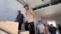 Kepala Dinas Cipta Karya dan Tata Ruang Kabupaten Bekasi, Benny Sugiarto Prawiro saat mendampingi Kapolres Metro Bekasi, Kombes Pol. Mustofa melakukan pengecekan progres pembangunan gedung baru Kantor Polsek Babelan, Selasa (23/09).