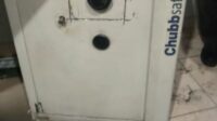 Satu unit brankas ditemukan dalam kondisi rusak pada kasus tewasnya seorang sekuriti Bank BRI berinisial HB (44) di ruko tempatnya bekerja di Jalan Tarum Barat II, Desa Jayamukti, Kecamatan Cikarang Pusat, Kabupaten Bekasi, pada Jumat (26/09) lalu