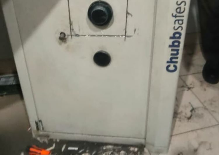 Satu unit brankas ditemukan dalam kondisi rusak pada kasus tewasnya seorang sekuriti Bank BRI berinisial HB (44) di ruko tempatnya bekerja di Jalan Tarum Barat II, Desa Jayamukti, Kecamatan Cikarang Pusat, Kabupaten Bekasi, pada Jumat (26/09) lalu