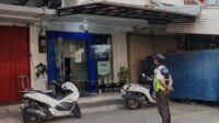 Seorang pria berinisial HB yang bekerja sebagai petugas keamanan (security) Bank BRI ditemukan meninggal dunia dalam kondisi tergantung di tangga lantai dua ruko tempatnya bekerja, di Jalan Tarum Barat II, Desa Jayamukti, Kecamatan Cikarang Pusat, Kabupaten Bekasi, pada Jumat (26/09) pagi.