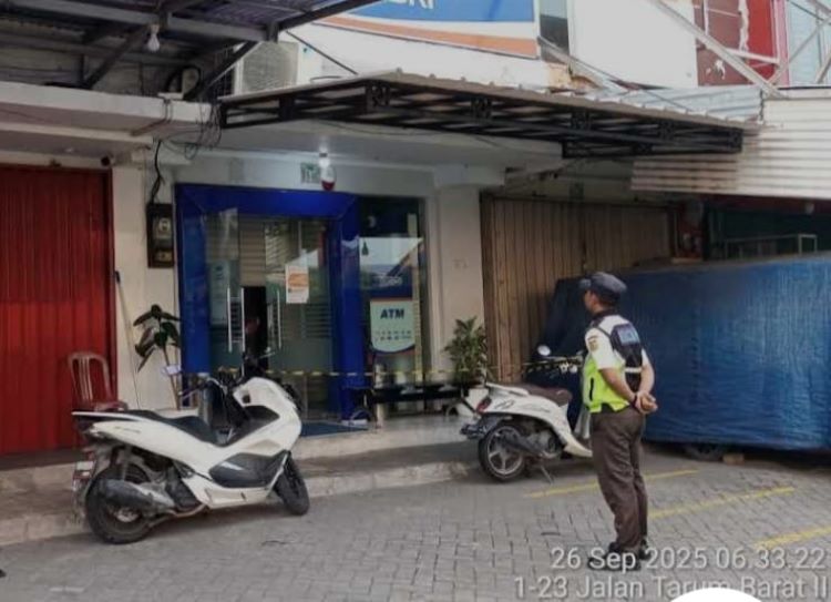 Seorang pria berinisial HB yang bekerja sebagai petugas keamanan (security) Bank BRI ditemukan meninggal dunia dalam kondisi tergantung di tangga lantai dua ruko tempatnya bekerja, di Jalan Tarum Barat II, Desa Jayamukti, Kecamatan Cikarang Pusat, Kabupaten Bekasi, pada Jumat (26/09) pagi.