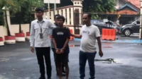 Seorang pria berinisial R (27) berhasil diamankan oleh pihak kepolisian setelah nekat melakukan aksi pencurian di rumah mantan mertuanya yang berlokasi di Kampung Pegadungan RT 11 RW 06, Desa Jayasampurna, Kecamatan Serang Baru, Kabupaten Bekasi. Dalam aksi tersebut, pelaku mencuri satu unit sepeda motor Honda PCX, Buku Pemilik Kendaraan Bermotor (BPKB), dan perhiasan berupa cincin emas.