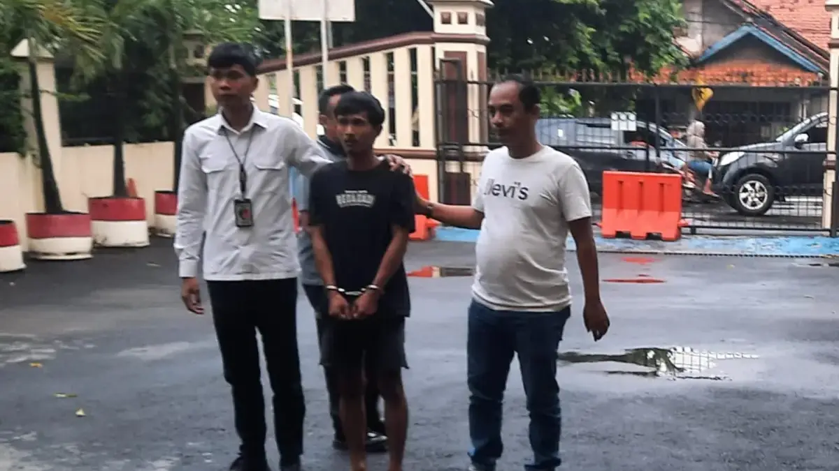 Seorang pria berinisial R (27) berhasil diamankan oleh pihak kepolisian setelah nekat melakukan aksi pencurian di rumah mantan mertuanya yang berlokasi di Kampung Pegadungan RT 11 RW 06, Desa Jayasampurna, Kecamatan Serang Baru, Kabupaten Bekasi. Dalam aksi tersebut, pelaku mencuri satu unit sepeda motor Honda PCX, Buku Pemilik Kendaraan Bermotor (BPKB), dan perhiasan berupa cincin emas.