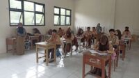 Pemerintah Kabupaten Bekasi mengeluarkan surat edaran nomor 300/8683/Sekre/VIII/2025 yang ditujukan kepada kepala satuan pendidikan jenjang TK/PAUD, SD, dan SMP negeri mengenai kebijakan libur dan pembelajaran dalam jaringan (daring) bagi seluruh sekolah mulai tanggal 1 hingga 3 September 2025.