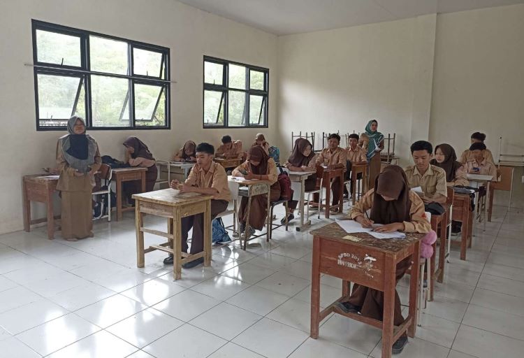 Pemerintah Kabupaten Bekasi mengeluarkan surat edaran nomor 300/8683/Sekre/VIII/2025 yang ditujukan kepada kepala satuan pendidikan jenjang TK/PAUD, SD, dan SMP negeri mengenai kebijakan libur dan pembelajaran dalam jaringan (daring) bagi seluruh sekolah mulai tanggal 1 hingga 3 September 2025.