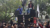 Puluhan mahasiswa Universitas Pelita Bangsa (UPB) menggelar aksi unjuk rasa di area kampus untuk menyuarakan sejumlah tuntutan kepada pihak universitas. Dalam aksi tersebut, mereka menyampaikan 12 poin tuntutan terkait persoalan fasilitas kampus, transparansi biaya hingga keselamatan mahasiswa.