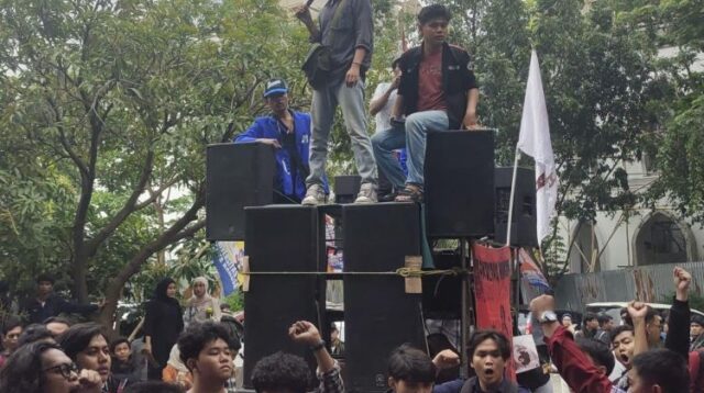 Puluhan mahasiswa Universitas Pelita Bangsa (UPB) menggelar aksi unjuk rasa di area kampus untuk menyuarakan sejumlah tuntutan kepada pihak universitas. Dalam aksi tersebut, mereka menyampaikan 12 poin tuntutan terkait persoalan fasilitas kampus, transparansi biaya hingga keselamatan mahasiswa.