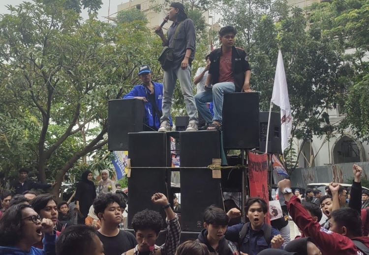 Puluhan mahasiswa Universitas Pelita Bangsa (UPB) menggelar aksi unjuk rasa di area kampus untuk menyuarakan sejumlah tuntutan kepada pihak universitas. Dalam aksi tersebut, mereka menyampaikan 12 poin tuntutan terkait persoalan fasilitas kampus, transparansi biaya hingga keselamatan mahasiswa.