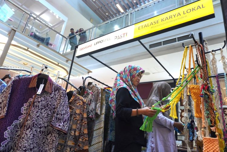 PT Lippo Cikarang Tbk (LPCK) memberikan ruang bagi pelaku Usaha Mikro, Kecil, dan Menengah (UMKM) Kabupaten Bekasi untuk mempromosikan sekaligus memasarkan produk unggulan mereka pada acara pameran bertajuk “Etalase UMKM Lokal” yang digelar pada 23-24 Agustus 2025 di Lippo Mall Cikarang.