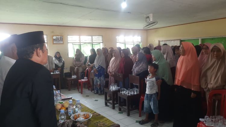 Acara ini dihadiri mayoritas oleh kaum ibu atau emak-emak. Mereka aktif menyampaikan berbagai persoalan yang dihadapi di lingkungan mereka.