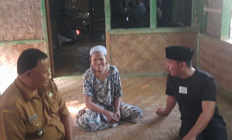Khodijah (55), seorang janda yang tinggal di Kampung Bedeng RT 02 RW 02, Desa Ridogalih, Kecamatan Cibarusah, Kabupaten Bekasi, tak mampu menyembunyikan rasa bahagianya. Rumahnya yang sudah tak layak huni akan segera diperbaiki oleh Pemerintah Kabupaten Bekasi.