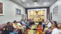 Massa dari Koalisi Masyarakat Sipil Kabupaten Bekasi menggeruduk Gedung DPRD Kabupaten Bekasi, Rabu (03/09). Kehadiran mereka bertujuan untuk menyampaikan aspirasi dan masukan kepada pemerintah daerah serta legislatif terkait sejumlah persoalan yang dinilai sangat berdampak terhadap kehidupan masyarakat di wilayah tersebut.