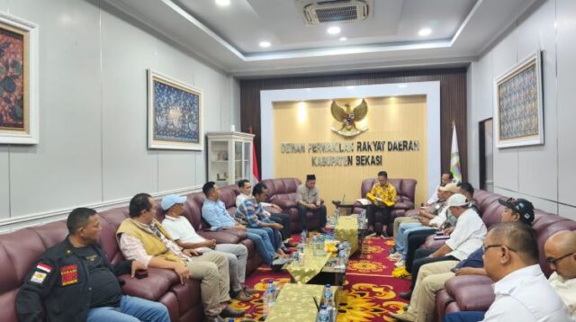 Massa dari Koalisi Masyarakat Sipil Kabupaten Bekasi menggeruduk Gedung DPRD Kabupaten Bekasi, Rabu (03/09). Kehadiran mereka bertujuan untuk menyampaikan aspirasi dan masukan kepada pemerintah daerah serta legislatif terkait sejumlah persoalan yang dinilai sangat berdampak terhadap kehidupan masyarakat di wilayah tersebut.