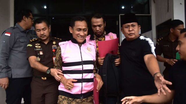 Kejaksaan Negeri Kabupaten Bekasi berhasil mengungkap kasus dugaan korupsi dana desa di Desa Sumberjaya pada Tahun Anggaran 2024. Terdapat empat tersangka yang telah ditahan terkait kasus tersebut. Para tersangka adalah SH, Penjabat Kepala Desa Sumberjaya periode 14 Juni 2023 hingga 12 September 2024; SJ, Sekretaris Desa Sumberjaya Tahun 2024; GR, Kaur Keuangan Desa Sumberjaya periode Januari hingga Agustus 2024 sekaligus Operator Siskeudes Desa Sumberjaya; serta MSA (Direktur CV Sinar Alam Inti Jaya).