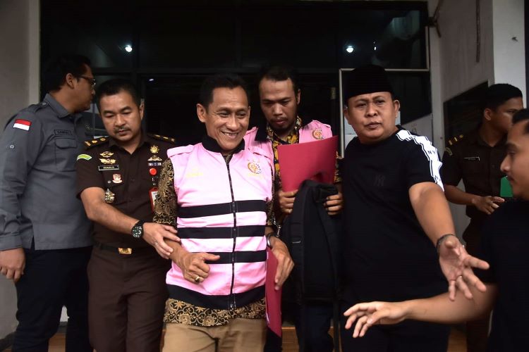 Kejaksaan Negeri Kabupaten Bekasi berhasil mengungkap kasus dugaan korupsi dana desa di Desa Sumberjaya pada Tahun Anggaran 2024. Terdapat empat tersangka yang telah ditahan terkait kasus tersebut. Para tersangka adalah SH, Penjabat Kepala Desa Sumberjaya periode 14 Juni 2023 hingga 12 September 2024; SJ, Sekretaris Desa Sumberjaya Tahun 2024; GR, Kaur Keuangan Desa Sumberjaya periode Januari hingga Agustus 2024 sekaligus Operator Siskeudes Desa Sumberjaya; serta MSA (Direktur CV Sinar Alam Inti Jaya).