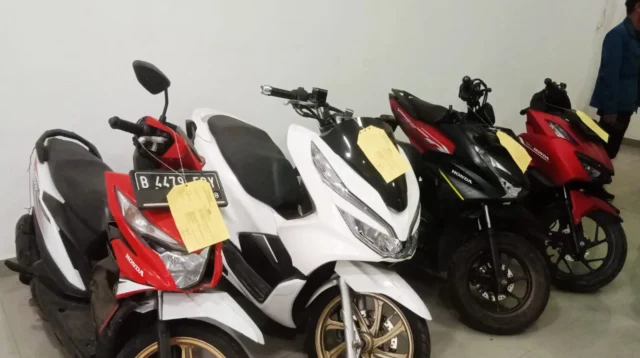 Selain mengamankan empat tersangka, polisi juga menyita sejumlah barang bukti berupa sembilan unit sepeda motor, satu unit mobil truk, dan beberapa telepon genggam.