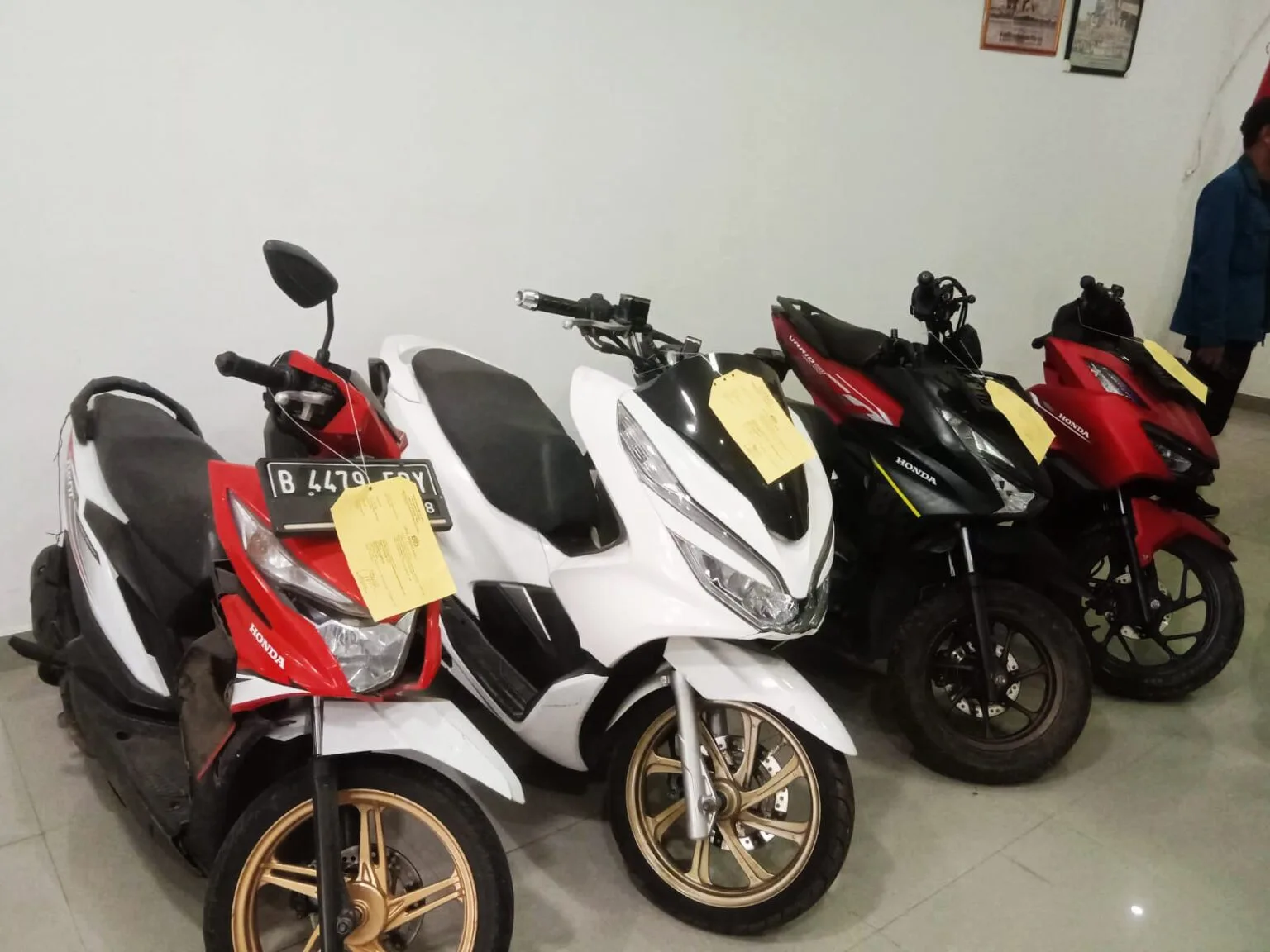 Selain mengamankan empat tersangka, polisi juga menyita sejumlah barang bukti berupa sembilan unit sepeda motor, satu unit mobil truk, dan beberapa telepon genggam.