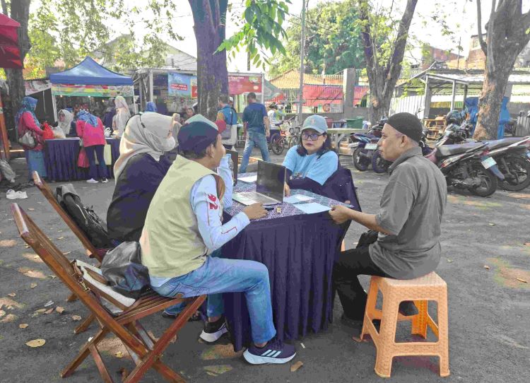 Pelaku usaha mikro, kecil dan menengah (UMKM) Kabupaten Bekasi mendapatkan fasilitas pembuatan Nomor Induk Berusaha (NIB) dan Sertifikat Halal secara gratis. Kegiatan ini digelar Pemerintah Kabupaten Bekasi dalam rangka peringatan Hari UMKM Nasional ke-9 di Museum Gedung Juang, Tambun Selatan, pada Sabtu (30/08).
