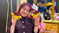 Tekstur Yummy Coin yang renyah di luar dan lembut di dalam membuat jajanan ini menjadi favorit bagi berbagai kalangan usia, mulai dari anak-anak hingga orang dewasa.