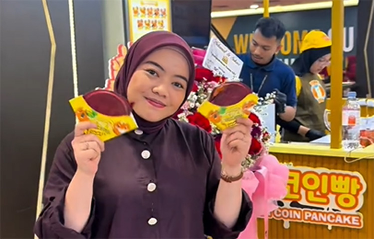 Tekstur Yummy Coin yang renyah di luar dan lembut di dalam membuat jajanan ini menjadi favorit bagi berbagai kalangan usia, mulai dari anak-anak hingga orang dewasa.