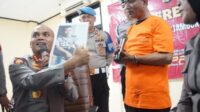 Bermodal seragam dan kartu tanda anggota (KTA) Polri yang dibeli di Pasar Pramuka, Jakarta Timur seorang anggota polisi gadungan bernama Widadi (59) ditangkap di Tambun Selatan, Kabupaten Bekasi setelah terbukti melakukan penipuan dengan mengaku sebagai anggota Polri berpangkat AKP.