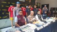 Satuan Reserse Narkoba Polres Metro Bekasi berhasil menangkap seorang pria yang diduga terlibat dalam peredaran narkotika jenis sabu. Penangkapan dilakukan pada Sabtu, 16 Agustus 2025, di Kampung Pasir Konci, RT 018 RW 006, Desa Pasirsari, Kecamatan Cikarang Selatan, Kabupaten Bekasi.