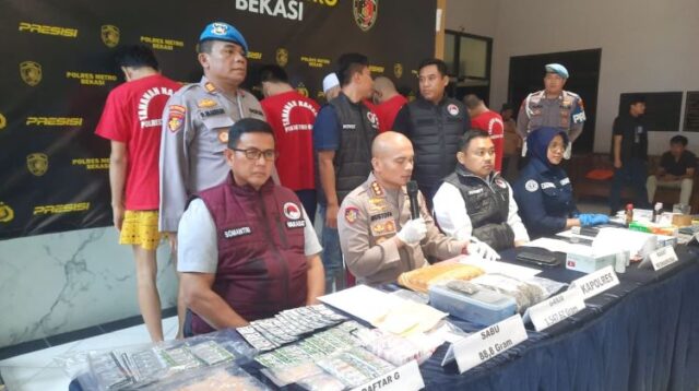 Satuan Reserse Narkoba Polres Metro Bekasi berhasil menangkap seorang pria yang diduga terlibat dalam peredaran narkotika jenis sabu. Penangkapan dilakukan pada Sabtu, 16 Agustus 2025, di Kampung Pasir Konci, RT 018 RW 006, Desa Pasirsari, Kecamatan Cikarang Selatan, Kabupaten Bekasi.