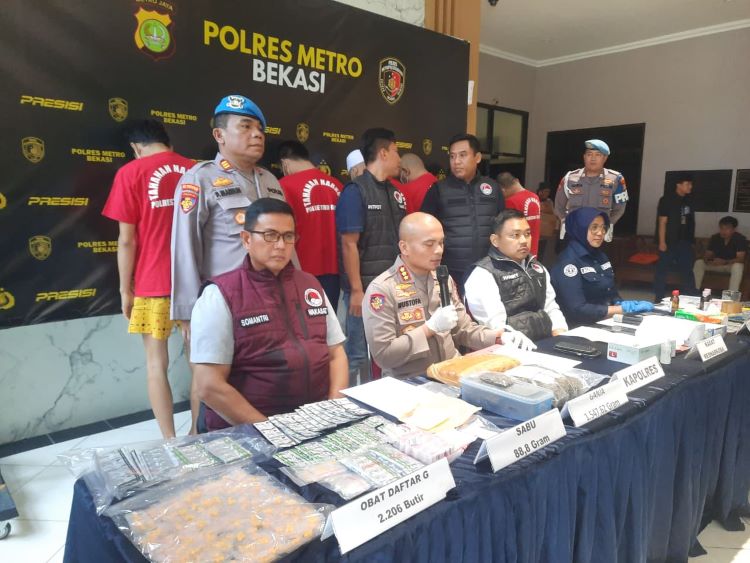 Satuan Reserse Narkoba Polres Metro Bekasi berhasil menangkap seorang pria yang diduga terlibat dalam peredaran narkotika jenis sabu. Penangkapan dilakukan pada Sabtu, 16 Agustus 2025, di Kampung Pasir Konci, RT 018 RW 006, Desa Pasirsari, Kecamatan Cikarang Selatan, Kabupaten Bekasi.