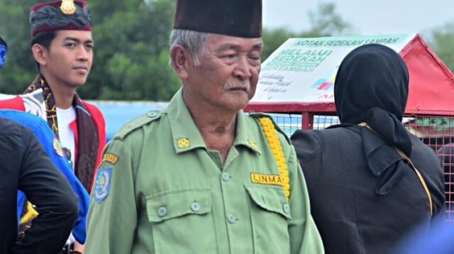 Bupati Bekasi, Ade Kuswara Kunang, menegaskan pentingnya regenerasi anggota Satuan Perlindungan Masyarakat (Satlinmas) untuk meningkatkan efektivitas tugas perlindungan masyarakat.