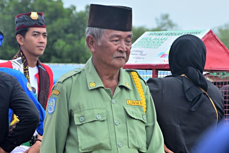Bupati Bekasi, Ade Kuswara Kunang, menegaskan pentingnya regenerasi anggota Satuan Perlindungan Masyarakat (Satlinmas) untuk meningkatkan efektivitas tugas perlindungan masyarakat.
