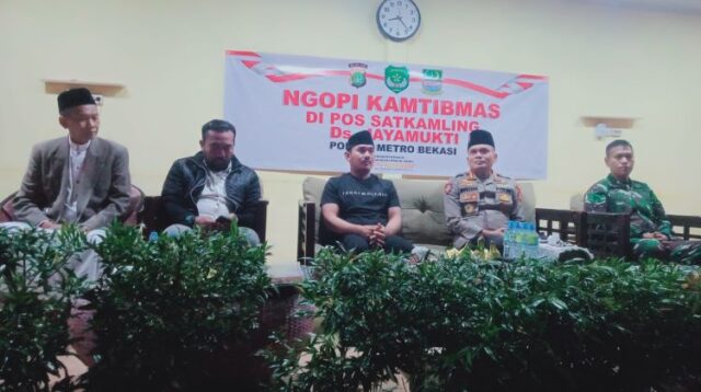 Didampingi Kapolres Metro Bekasi, Kombes Mustofa dan Dandim 0509/Kab Bekasi Letkol Arh. Sabdho Aji Wibowo, Bupai Bekasi Ade Kuswara Kunang ‘membakar’ semangat Ketua RT dan RW untuk menjadi garda terdepan dalam menjaga keamanan lingkungan. Salah satunya dengan mengaktifkan Posko Siskamling.
