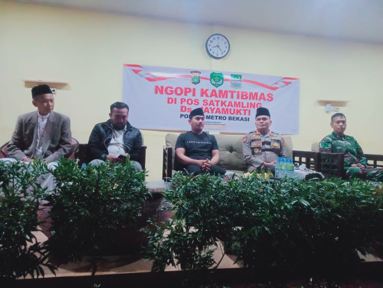 Didampingi Kapolres Metro Bekasi, Kombes Mustofa dan Dandim 0509/Kab Bekasi Letkol Arh. Sabdho Aji Wibowo, Bupai Bekasi Ade Kuswara Kunang ‘membakar’ semangat Ketua RT dan RW untuk menjadi garda terdepan dalam menjaga keamanan lingkungan. Salah satunya dengan mengaktifkan Posko Siskamling.