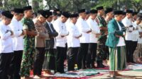 Pemerintah Kabupaten Bekasi mengadakan doa bersama yang dirangkaikan dengan Shalat Hajat dan Shalat Ghoib, sebagai upaya memohon kepada Allah SWT agar kondisi negara segera membaik pasca aksi unjuk rasa berujung anarkis oleh kelompok tak dikenal. Kegiatan yang berlangsung di lapangan Plasa Pemkab Bekasi pada Senin (01/09) pagi ini diikuti oleh berbagai elemen masyarakat, termasuk tokoh agama, pemuda, aktivis kampus, komunitas ojek daring, organisasi masyarakat, serta aparatur sipil negara.