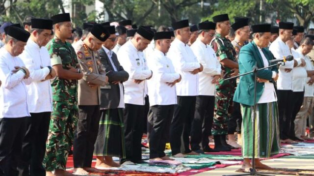 Pemerintah Kabupaten Bekasi mengadakan doa bersama yang dirangkaikan dengan Shalat Hajat dan Shalat Ghoib, sebagai upaya memohon kepada Allah SWT agar kondisi negara segera membaik pasca aksi unjuk rasa berujung anarkis oleh kelompok tak dikenal. Kegiatan yang berlangsung di lapangan Plasa Pemkab Bekasi pada Senin (01/09) pagi ini diikuti oleh berbagai elemen masyarakat, termasuk tokoh agama, pemuda, aktivis kampus, komunitas ojek daring, organisasi masyarakat, serta aparatur sipil negara.