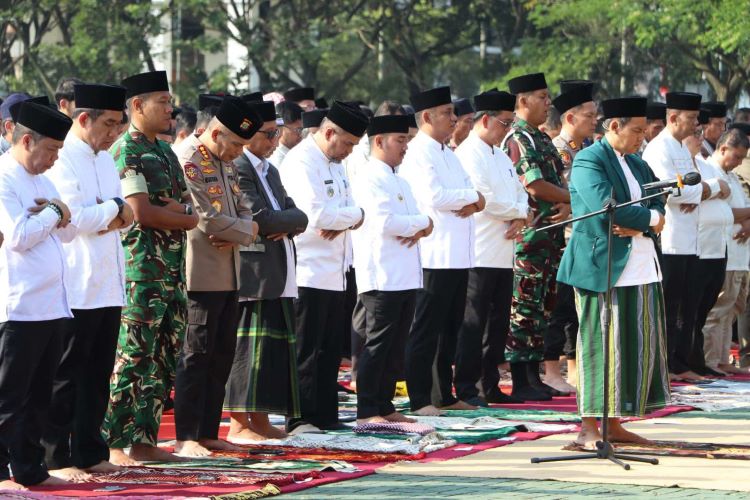 Pemerintah Kabupaten Bekasi mengadakan doa bersama yang dirangkaikan dengan Shalat Hajat dan Shalat Ghoib, sebagai upaya memohon kepada Allah SWT agar kondisi negara segera membaik pasca aksi unjuk rasa berujung anarkis oleh kelompok tak dikenal. Kegiatan yang berlangsung di lapangan Plasa Pemkab Bekasi pada Senin (01/09) pagi ini diikuti oleh berbagai elemen masyarakat, termasuk tokoh agama, pemuda, aktivis kampus, komunitas ojek daring, organisasi masyarakat, serta aparatur sipil negara.