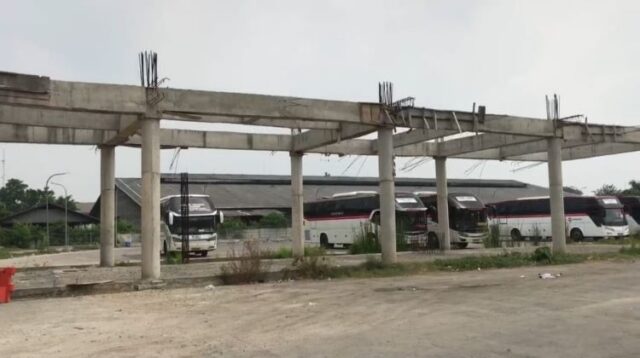 Pembangunan Terminal Cikarang di Desa Kalijaya, Kecamatan Cikarang Barat, Kabupaten Bekasi, hingga kini belum rampung. Proyek yang digagas oleh Pemerintah Provinsi Jawa Barat tersebut telah mangkrak selama hampir satu tahun.