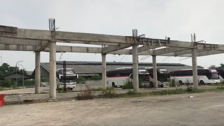 Pembangunan Terminal Cikarang di Desa Kalijaya, Kecamatan Cikarang Barat, Kabupaten Bekasi, hingga kini belum rampung. Proyek yang digagas oleh Pemerintah Provinsi Jawa Barat tersebut telah mangkrak selama hampir satu tahun.