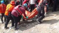 Seorang remaja berusia 14 tahun berinisial ASR ditemukan tewas tenggelam di Kali Cikarang, Desa Karangbaru, Kecamatan Cikarang Utara, Kabupaten Bekasi. Kejadian tragis ini terjadi pada Minggu (07/09) pagi usai ASR bersama empat temannya memandikan kambing di sungai tersebut.