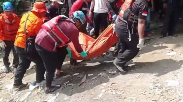 Seorang remaja berusia 14 tahun berinisial ASR ditemukan tewas tenggelam di Kali Cikarang, Desa Karangbaru, Kecamatan Cikarang Utara, Kabupaten Bekasi. Kejadian tragis ini terjadi pada Minggu (07/09) pagi usai ASR bersama empat temannya memandikan kambing di sungai tersebut.