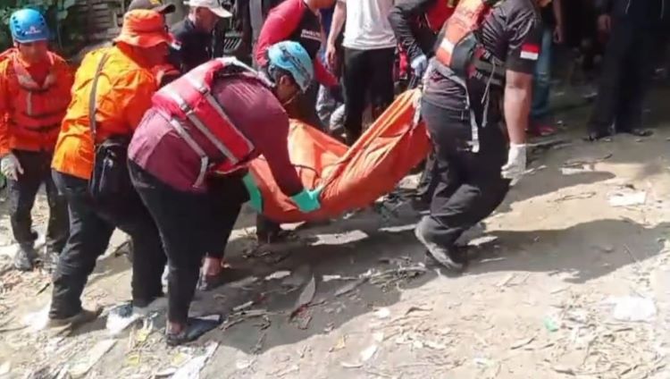 Seorang remaja berusia 14 tahun berinisial ASR ditemukan tewas tenggelam di Kali Cikarang, Desa Karangbaru, Kecamatan Cikarang Utara, Kabupaten Bekasi. Kejadian tragis ini terjadi pada Minggu (07/09) pagi usai ASR bersama empat temannya memandikan kambing di sungai tersebut.