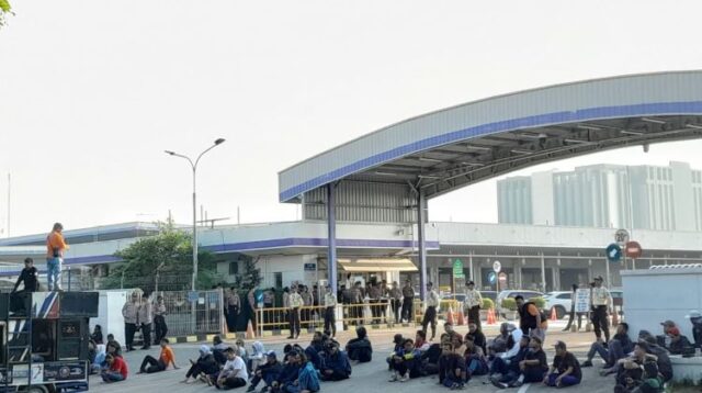 Bupati Bekasi, Ade Kuswara Kunang, meminta PT Yamaha Music Manufacturing Asia (YMMA) untuk mempekerjakan kembali dua karyawan yang sebelumnya terkena pemutusan hubungan kerja (PHK), yaitu Slamet Bambang Waluyo dan Wiwin Zaini Miftah. Permintaan ini didasarkan pada putusan Pengadilan Hubungan Industrial (PHI) yang menyatakan bahwa PHK tersebut tidak sah dan batal demi hukum.
