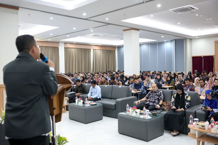 Badan Gizi Nasional (BGN) melalui Direktorat Penyedia dan Penyaluran Wilayah II menyelenggarakan bimbingan teknis (bimtek) bagi para penjamah makanan di Satuan Pelayanan Pemenuhan Gizi (SPPG) wilayah Kabupaten Bekasi. Kegiatan ini bertujuan untuk meningkatkan kualitas dan profesionalisme tenaga pelaksana program Makan Bergizi Gratis (MBG).