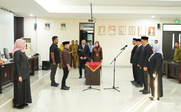 Bupati Bekasi, Ade Kuswara Kunang melantik dua direksi dan dua anggota dewan pengawas Perusahaan Umum Daerah (Perumda) Tirta Bhagasasi. Dalam acara pelantikan tersebut, Rika Nursantika diangkat sebagai Direktur Teknik, sementara Daud Husin menjabat sebagai Direktur Umum. Selain itu, Bagas Sugeng Triyanto dan Romli Romliandi ditunjuk sebagai anggota Dewan Pengawas.