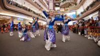 Ratusan penari dari berbagai latar belakang usia bergerak serempak, menampilkan koreografi khusus Indonesia Menari 2025 di atrium Pakuwon Mall Bekasi pada Minggu (12/10) siang.