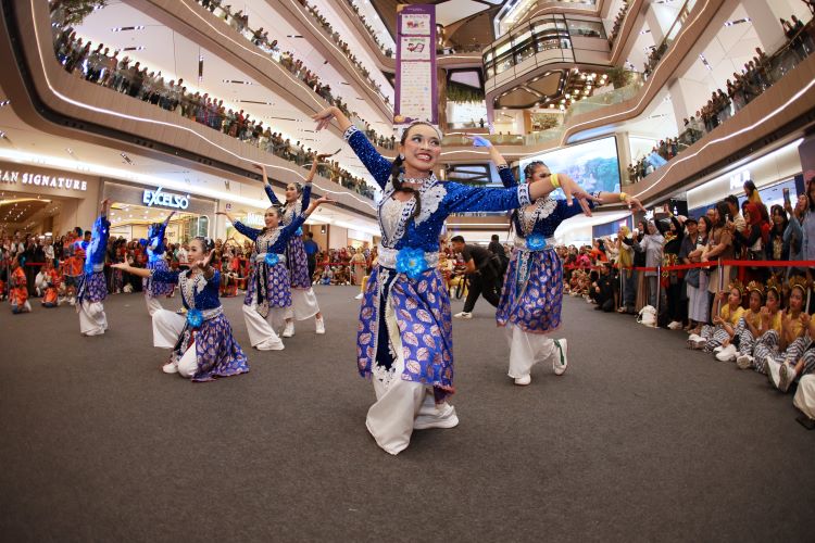 Ratusan penari dari berbagai latar belakang usia bergerak serempak, menampilkan koreografi khusus Indonesia Menari 2025 di atrium Pakuwon Mall Bekasi pada Minggu (12/10) siang.