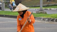 LPCK PT Lippo Cikarang Tbk (LPCK) berupaya menyerap tenaga kerja di sekitar wilayah operasional untuk beberapa bidang seperti tenaga kebersihan dan tenaga keamanan. Hal ini merupakan salah satu cara untuk membantu perekonomian sekitar Lippo Cikarang Cosmopolis untuk bisa berdampak bagi masyarakat sekitar.