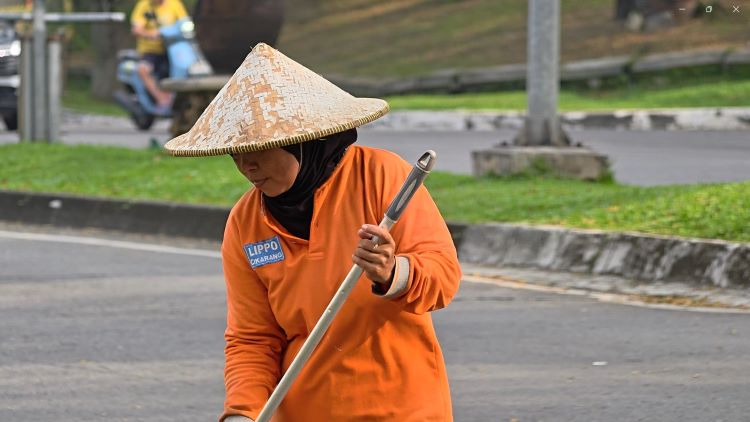 PT Lippo Cikarang Tbk (LPCK) berupaya menyerap tenaga kerja di sekitar wilayah operasional untuk beberapa bidang seperti tenaga kebersihan dan tenaga keamanan. Hal ini merupakan salah satu cara untuk membantu perekonomian sekitar Lippo Cikarang Cosmopolis untuk bisa berdampak bagi masyarakat sekitar.