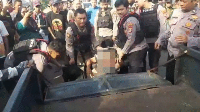 Seorang terduga pelaku pencurian sepeda motor ditangkap warga setelah kedapatan mencuri satu unit sepeda motor di Jatimulya, Kecamatan Tambun Selatan, Kabupaten Bekasi, Kamis (16/10) sore. Dia ditangkap warga di Mustika Jaya, Kota Bekasi setelah menabrak seorang pejalan kaki saat mencoba melarikan diri menggunakan motor curiannya. 